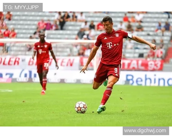 莱万领衔新一季足坛风云展现个人魅力与球队战术的完美结合